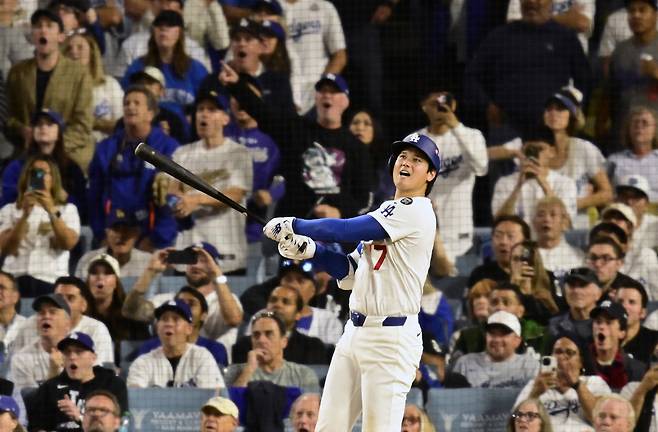 LA 다저스 오타니 쇼헤이가 지난 17일(한국시간) 밀워키와의 내셔널리그 챔피언십시리즈 4차전에서 3번째 홈런을 치고 있다. UPI연합뉴스