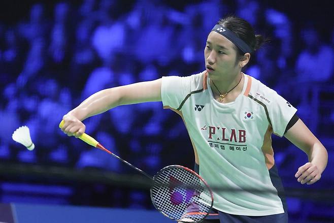 안세영이 19일 덴마크 오덴세에서 열린 2025 세계배드민턴연맹(BWF) 월드 투어 슈퍼 750 덴마크오픈 여자단식 결승에서 왕즈이와 경기하고 있다.  오덴세 | EPA연합뉴스