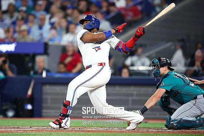 ▲ 게레로 주니어는 올해 포스트시즌 10경기에서 무려 6개의 홈런을 치며 절정의 타격감을 자랑하고 있다