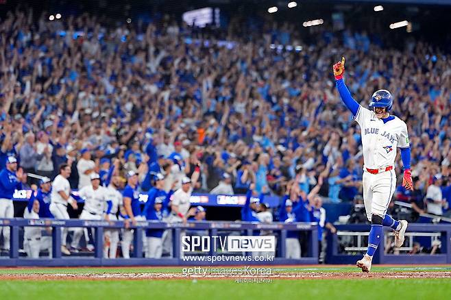 ▲ 토론토는 1993년 월드시리즈 우승 이후 첫 대업에 도전하기 위해 21일 7차전을 반드시 이겨야 한다