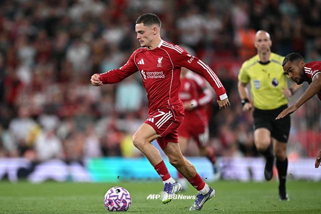 경기에집중하는 플로리안 비르츠(왼쪽).  /AFPBBNews=뉴스1