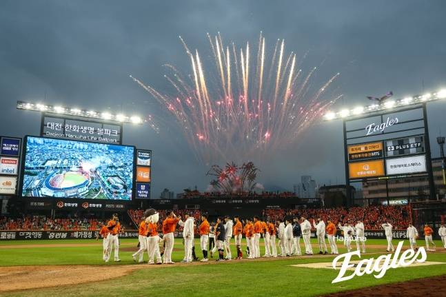 한화 구단이 대전한화생명볼파크에서 열린 2025 KBO 포스트시즌 플레이오프에서 축포를 터트렸다. /사진=한화 이글스 제공