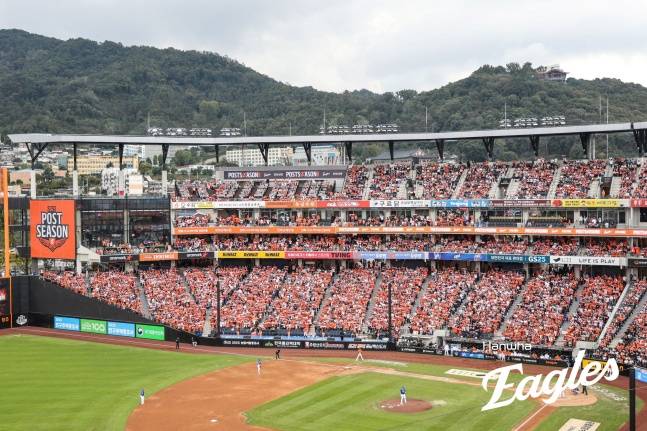 한화 팬들이 19일 대전한화생명볼파크에서 열린 2025 KBO 포스트시즌 플레이오프 2차전 1루 관중석을 가득 채웠다. /사진=한화 이글스 제공