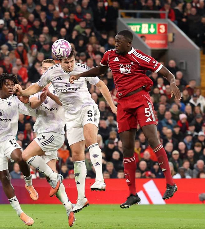 해리 매과이어(왼쪽)가 20일(한국시간) 영국 리버풀의 안필드에서 열린 '2025~2026시즌 잉글리시 프리미어리그(EPL)' 8라운드에서 헤더를 시도하고 있다. /사진=맨유 공식 SNS 갈무리