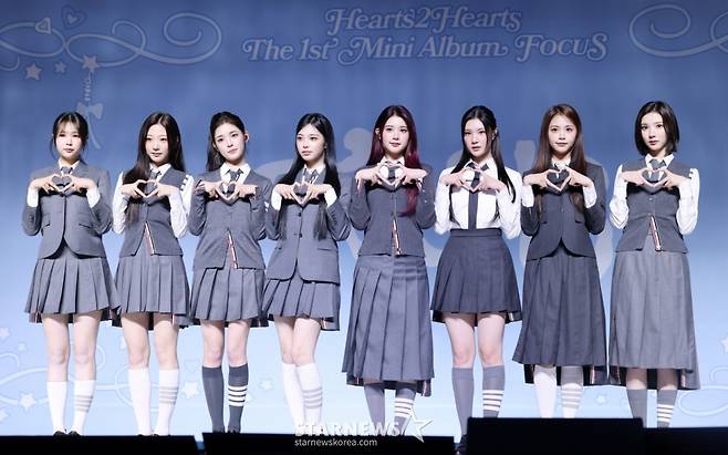 그룹 하츠투하츠가 20일 서울 용산구 블루스퀘어에서 진행된 첫 미니앨범 'FOCUS' 발매 기념 쇼케이스에서 포즈를 취하고 있다. /2025.10.20 /사진=김휘선 hwijpg@