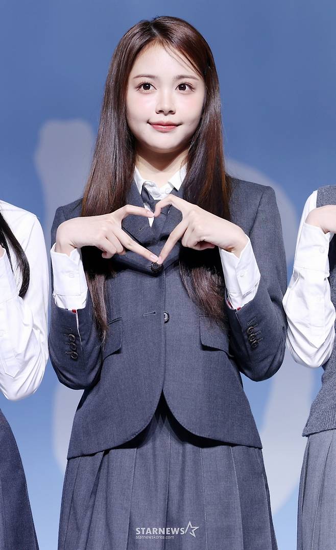 그룹 하츠투하츠 카르멘이 20일 서울 용산구 블루스퀘어에서 진행된 첫 미니앨범 'FOCUS' 발매 기념 쇼케이스에서 포즈를 취하고 있다. /2025.10.20 /사진=김휘선 hwijpg@