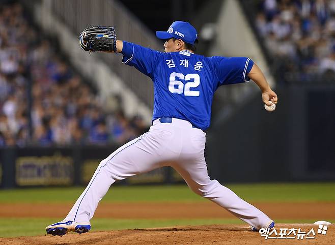 지난 8월 28일 오후 서울 송파구 잠실야구장에서 열린 '2025 신한 SOL Bank KBO리그' 삼성 라이온즈와 두산 베어스의 경기, 9회말 삼성 김재윤이 공을 힘차게 던지고 있다. 엑스포츠뉴스 DB