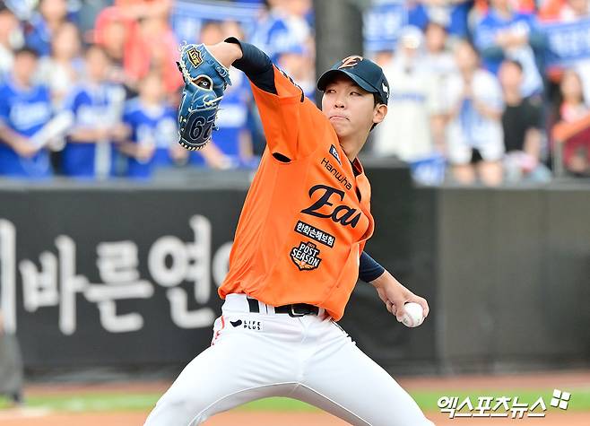19일 오후 대전 한화생명 볼파크에서 열린 '2025 신한 SOL Bank KBO 포스트시즌' 삼성 라이온즈와 한화 이글스의 플레이오프 2차전 경기, 6회초 한화 황준서가 공을 힘차게 던지고 있다. 엑스포츠뉴스 대전, 김한준 기자