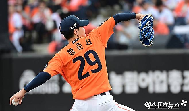 19일 오후 대전한화생명볼파크에서 열린 '2025 신한 SOL Bank KBO 포스트시즌' 삼성 라이온즈와 한화 이글스의 플레이오프 2차전 경기, 6회초 한화 황준서가 역투하고 있다. 엑스포츠뉴스 대전, 박지영 기자