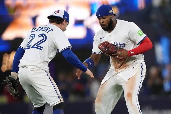 20일 캐나다 온타리오주 토론토의 로저스센터에서 열린 2025 미국 메이저리그(MLB) 포스트시즌 아메리칸리그 챔피언십시리즈(ALCS·7전 4선승제) 시애틀 매리너스와 토론토 블루제이스의 경기, 토론토가 6:2로 승리하면서 시리즈 전적 3승3패를 만들었다. 경기 후 토론토 어니 클레멘트(왼쪽), 블라디미르 게레로 주니어(오른쪽)가 세리머니를 하고 있다.