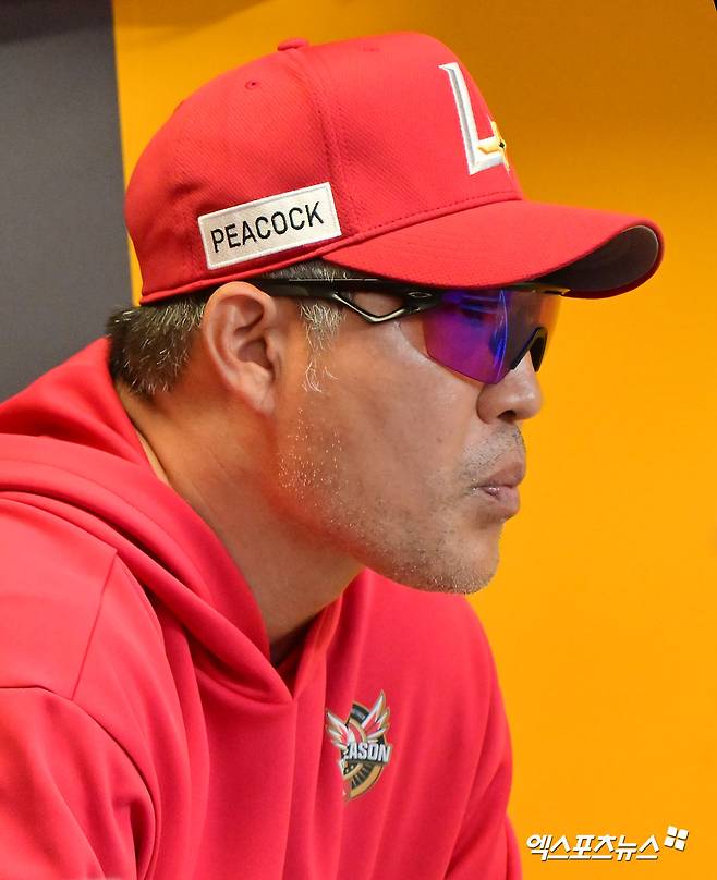 11일 오후 인천SSG랜더스필드에서 열린 '2025 신한 SOL Bank KBO 포스트시즌' 삼성 라이온즈와 SSG 랜더스의 준플레이오프 2차전 경기, SSG 이숭용 감독이 경기를 지켜보고 있다. 엑스포츠뉴스 DB