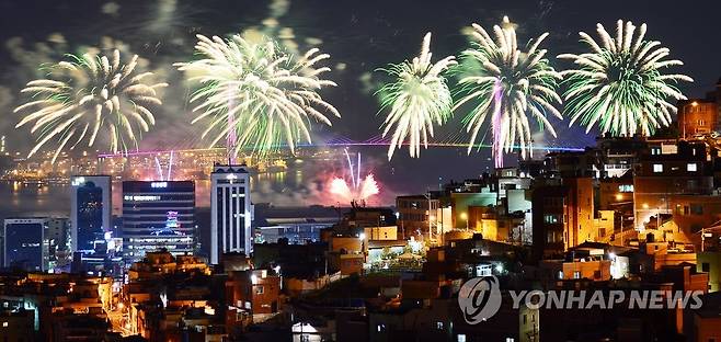 부산 산복도로와 밤하늘 수놓은 불꽃 [연합뉴스 자료사진]