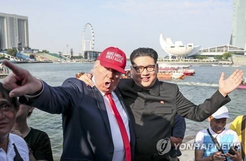 '가짜 김정은' 하워드가 2018년 싱가포르에서 '가짜 트럼프'와 만난 모습 [EPA=연합뉴스 자료사진. 재판매 및 DB금지]