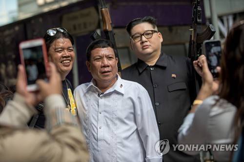 2019년 홍콩에서 '가짜 두테르테'와 만난 하워드  [EPA=연합뉴스 자료사진. 재판매 및 DB금지]