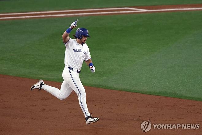 4회 2점 홈런을 치고 베이스를 도는 토론토 애디슨 바저 [게티이미지/AFP=연합뉴스]