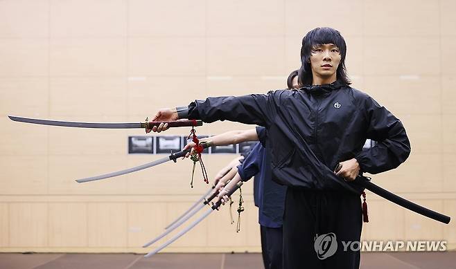 무용수 기무간의 전통춤 (서울=연합뉴스) 진연수 기자 = 20일 서울 종로구 세종문화회관 예술동에서 열린 서울시무용단 신작 '미메시스: 자연을 담은 8개의 춤' 연습실 공개 및 라운드 인터뷰에서 무용수 기무간이 시연을 하고 있다. 2025.10.20 jin90@yna.co.kr