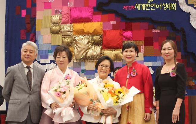 제10차 세계한인여성대회서 교육 부문 세계화 공로 대상을 받은 정미령 교수 (서울=연합뉴스) 박현수 기자 = 지난 13일 서울 여의도 국회박물관에서 열린 세계한인여성협회 주최 제10차 세계한인여성대회에서 교육 부문 세계화 공로 대상을 받은 정미령(왼쪽서 3번째) 영국 옥스퍼드대 명예교수가 관계자들과 기념촬영을 하고 있다. 2025. 10. 13. phyeonsoo@yna.co.kr