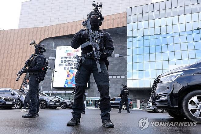 늠름한 경찰 특공대 (경주=연합뉴스) 손대성 기자 = 아시아태평양경제협력체(APEC) 정상회의를 앞두고 20일 경북 경주화백컨벤션센터에서 경북경찰청 소속 경찰특공대가 대테러훈련을 하고 있다. 2025.10.20 sds123@yna.co.kr