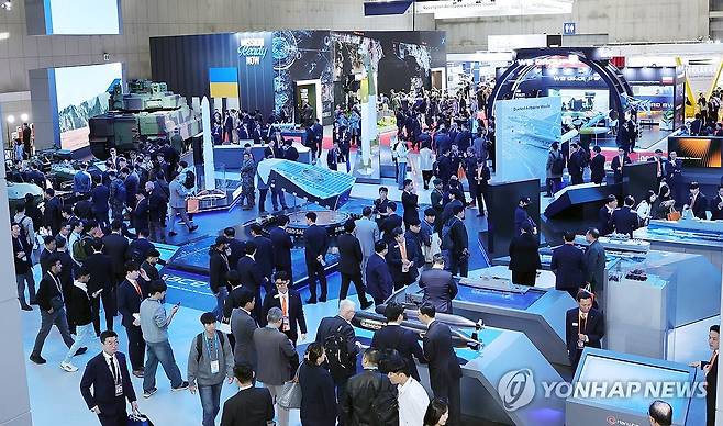 ADEX 공식 개막 (고양=연합뉴스) 김병만 기자 = 20일 경기도 고양시 킨텍스에서 열린 서울 국제 항공우주 및 방위산업 전시회(ADEX) 개막식에서 관람객들이 첨단 무기들을 둘러보고 있다. 2025.10.20 kimb01@yna.co.kr
