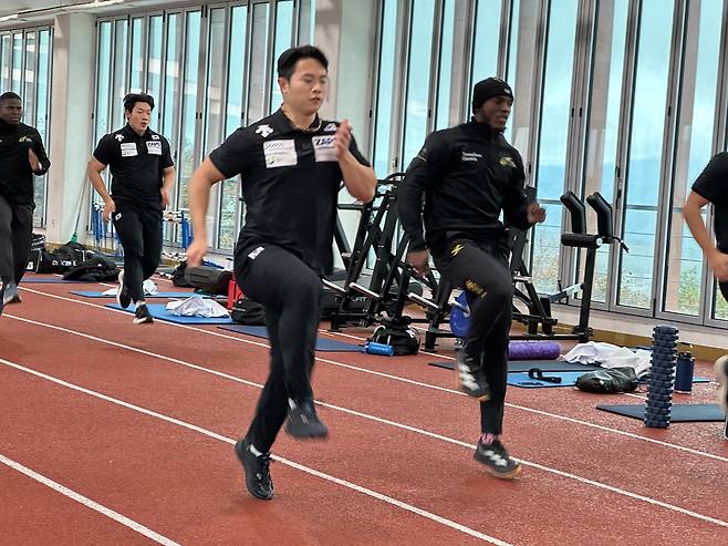 육상 훈련 함께하는 자메이카, 한국 썰매 국가대표 선수들 [촬영 안홍석]