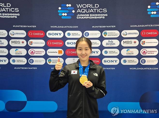 '평영 유망주' 문수아, 한국 수영 최초로 세계주니어선수권 금메달 (서울=연합뉴스) 한국 여자 평영 200ｍ 한국기록 보유자 문수아(서울체고)가 한국 수영 사상 처음으로 세계주니어선수권대회 금메달을 목에 걸었다.
    문수아가 25일(한국시간) 루마니아 오토페니에서 열린 세계수영연맹 2025 세계주니어선수권대회 여자 평영 200ｍ 결승에서 2분24초77의 기록으로 우승을 한 뒤 금메달을 목에 걸고 기념촬영하고 있다. 2025.8.25 [대한수영연맹 제공. 재판매 및 DB 금지] photo@yna.co.kr