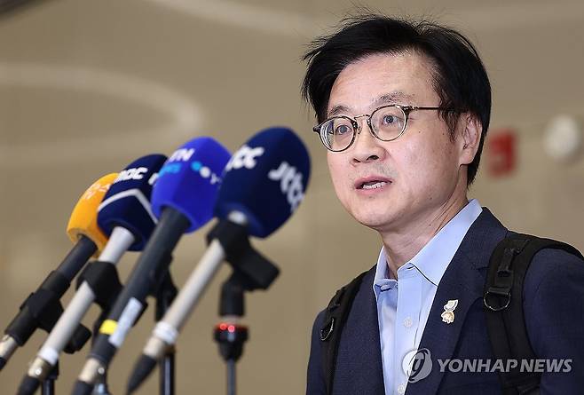 취재진 질문에 답하는 김정관 산업통상부 장관 (영종도=연합뉴스) 김성민 기자 = 한미 관세 협상을 위해 미국으로 출국했던 김정관 산업통상부 장관이 20일 영종도 인천국제공항 제2터미널을 통해 귀국하며 취재진 질문에 답하고 있다. 2025.10.20 ksm7976@yna.co.kr