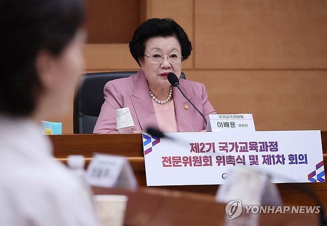 환영사하는 이배용 국가교육위원장 (서울=연합뉴스) 이정훈 기자 = 이배용 국가교육위원장이 30일 서울 종로구 정부서울청사 별관 국제회의실에서 열린 제2기 국가교육과정 전문위원회 위촉식 및 1차 회의에서 환영사를 하고 있다. 2025.6.30 uwg806@yna.co.kr