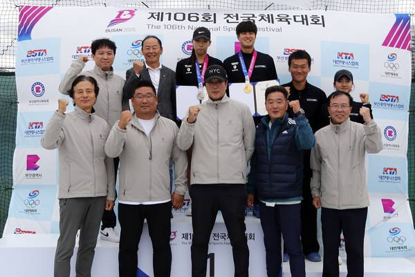 제106회 전국체전 테니스 18세 이하부 개인전 단식에서 금메달을 딴 김무빈(서인천고), 은메달을 딴 남규리(석정여고)가 기념촬영을 하고 있다. 2025.10.21/인천시체육회 제공