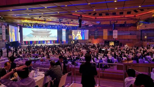 ▲ 지난해 10월29일 오스트리아 빈에서 개최된 제28차 세계한인경제인대회 개회식에서 한국 전통 무용 공연이 열리고 있다.&nbsp;/사진제공=인천시