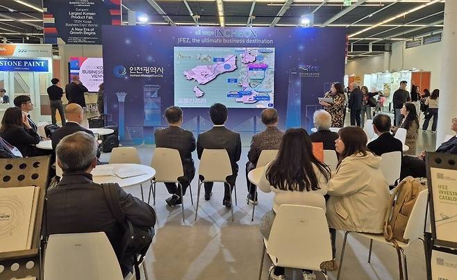 ▲&nbsp;지난해 오스트리아에서 개최된 제28차 세계한인경제인대회 행사장에서 인천 투자 유치 설명회가 진행되고 있다. /사진제공=인천시