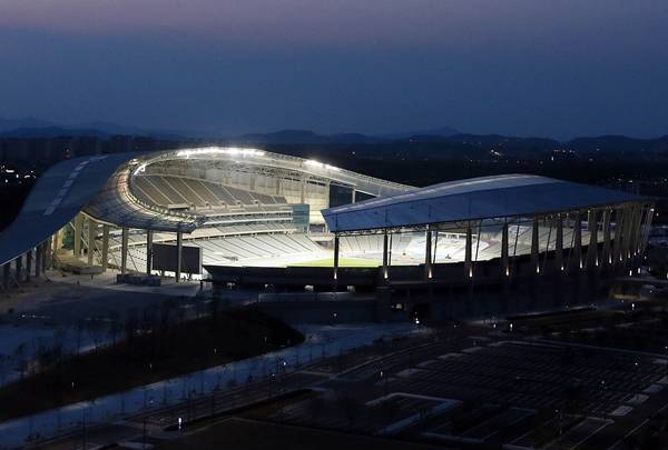 &nbsp;&nbsp;인천시 서구 아시아드주경기장이 점등으로 밝게 빛나고 있다.연합뉴스
