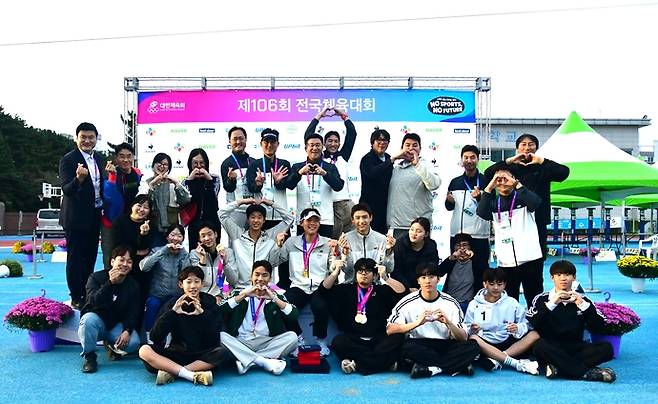 제106회 전국체육대회서 4회 연속 종합우승을 차지한 경기도 근대5종 선수단이 기념촬영을 하고 있다. 사진=경기도근대5종연맹