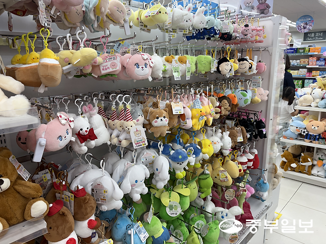 수원의 한 균일가 생활용품점 다이소에서 키링을 판매하고 있다. 최영재기자