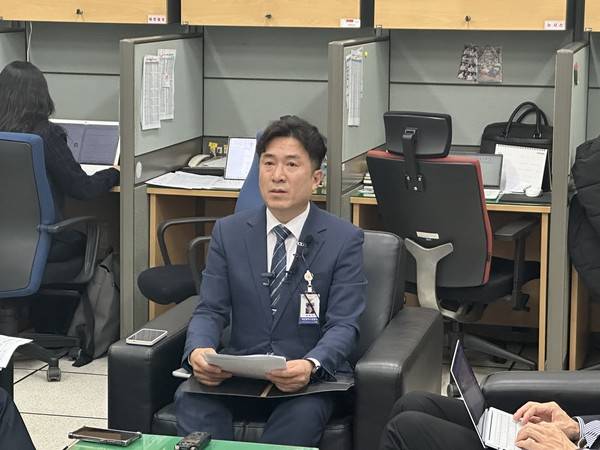 21일 홍영성 대전경찰청 사이버범죄수사대장이 대전경찰청 기자실에서 매크로 프로그램을 이용해 프로야구 티켓을 대량 구매 후 재판매한 판매자와 프로그램 제작 및 판매자와 관련한 사건 브리핑을 진행하고 있다. 사진=함성곤 기자