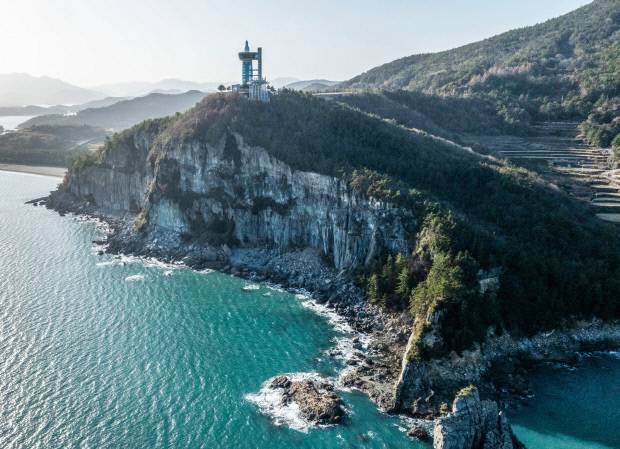 하늘에서 바라 본 우주발사전망대가 발사대에 기립한 듯 위풍당당한 자태를 뽐내고 있다. /최현배 기자