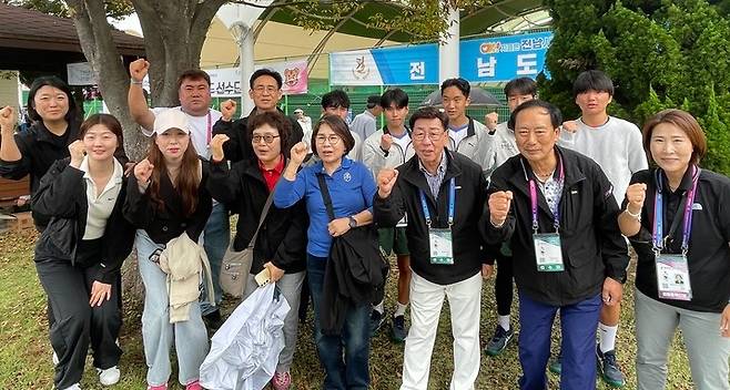 김재근 시체육회 사무처장과 정재오 울산소프트테니스협회장이 소프트테니스선수단을 격려했다.