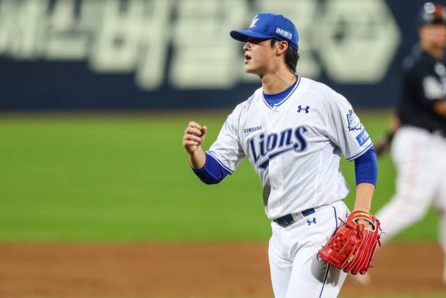 삼성 라이온즈의 이호성이 21일 대구에서 열린 프로야구 플레이오프 한화 이글스와의 3차전 8회초 등판해 삼진으로 이닝을 깔끔히 막은 뒤 포효하고 있다. 삼성 제공