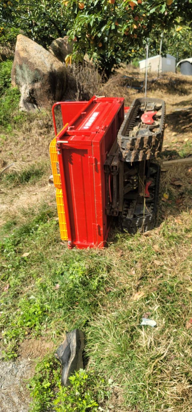 지난 20일 오후 1시 51분 창원시 의창구 북면 한 단감 과수원에서 농업용 운반 기계 아래에 60대 농장주가 깔려 숨졌다. 창원소방본부 제공