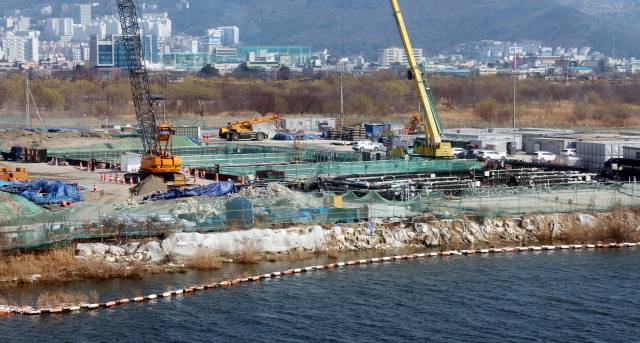 부전마산복선전철 피난터널 2곳 건설을 두고 국토부와 사업자가 보완 설계에 합의했다. 사진은 공사 중 붕괴 사고가 발생했던 사상구 삼락생태공원 공사 현장. 부산일보DB