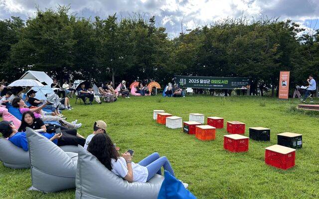 달성군에서 처음 열린 야외도서관 '틈'. 가족이 책과 예술, 자연을 함께 즐기고 있다. 달성군 제공