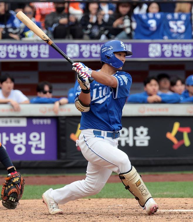 지난 19일 대전한화생명볼파크에서 열린 2025 프로야구 KBO리그 포스트시즌 플레이오프 2차전 삼성 라이온즈와 한화 이글스의 경기. 5회초 1사 1루 삼성 김태훈이 우익수 앞 1루타를 치고 있다. 연합뉴스