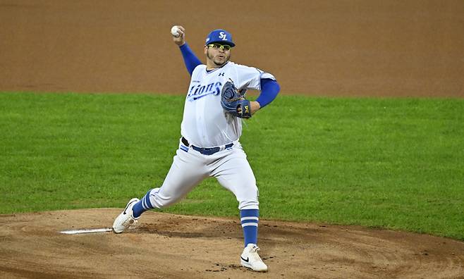 21일 오후 대구 수성구 삼성라이온즈파크에서 열린 2025 프로야구 KBO리그 포스트시즌 플레이오프 3차전 삼성라이온즈와 한화 이글스의 경기에서 삼성 선발투수인 후라도가 역투하고 있다. 이윤호기자 yoonhohi@yeongnam.com