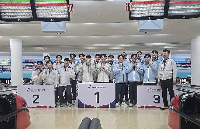 전국체전 볼링 남일부 5인조에서 우승한 광주대표들(가운데) 모습. 광주시체육회 제공