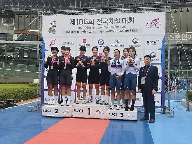 전국체전 사이클 여일부 단체스프린트에 출전한 전남선발팀이 우승을 기념하고 있다. 전남도체육회 제공