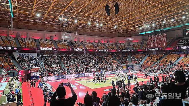페퍼저축은행은 21일 광주페퍼스타디움에서 열린 진에어 2025-2026 V-리그 1라운드 한국도로공사 하이패스 배구단과의 개막전에서 세트스코어 3-2로 승리했다. 한경국기자
