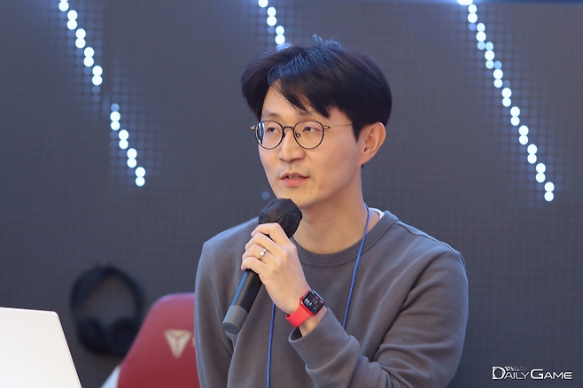 크래프톤의 성준식 응용 딥러닝실장이 게임의 새로운 가능성을 확장하는데 활용되는 AI의 가능성을 소개했다.