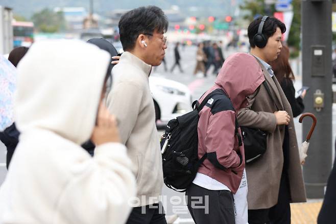 전국 대부분 지역의 아침 최저기온이 한 자릿수로 떨어진 20일 오전 서울 광화문광장에서 시민들이 두꺼운 외투를 입은 채 이동하고 있다. (사진=이영훈 기자)