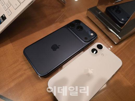 (좌)아이폰17 프로맥스(딥블루)와 아이폰16 일반형 모델 후면 비교(사진=윤정훈 기자)