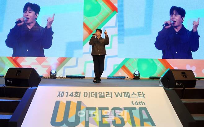 [이데일리 방인권 기자] 가수 데이브레이크 이원석이 21일 서울 용산구 드래곤시티에서 열린 ‘제14회 이데일리 W페스타’에서 멋진 무대를 선보이고 있다.