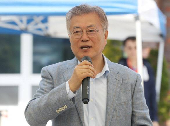 문재인 전 대통령이 양산시 하북면 평산마을에서 열린 ‘구례 양정마을-양산 평산마을 자매결연’ 1주년 기념식에서 환영사를 하고 있다. (사진=뉴스1)